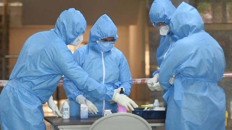 देश के अलग-अलग हिस्सों में बढ़ रहे हैं कोरोना के मामले (फोटो: PTI)