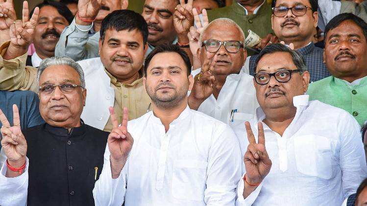 कोरोना से लड़ाई में तेजस्वी दे रहे योगदान (फोटो-पीटीआई)