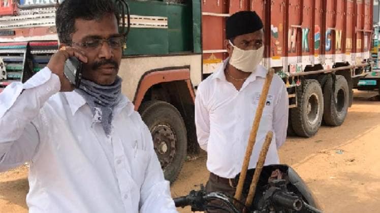 RSS कार्यकर्ताओं की फोटो सोशल मीडिया पर वायरल (फोटो-आशीष पांडेय)