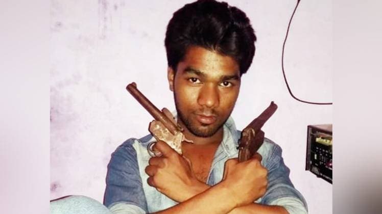 युवक ने अवैध तमंचों के साथ फोटो सोशल मीडिया पर की फोस्ट (Photo Aajtak)