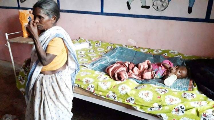 बच्चे को दूध की जगह चावल का माड़ पिलाने के लिए मजबूर है दादी (Photo Aajtak)