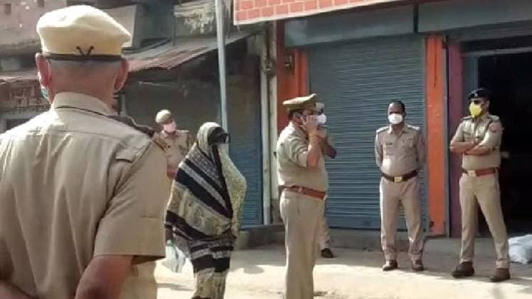 दुकानदार ने पुलिसवालों को दुकान में बंद किया (Photo Aajtak)