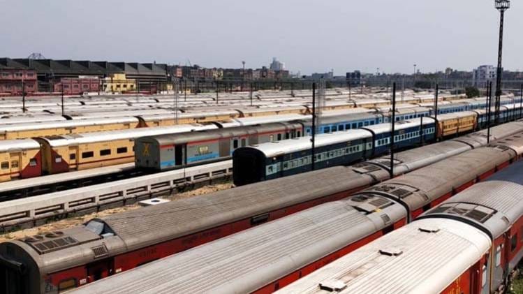 हावड़ा कोच यार्ड में ट्रेनें (फोटो-मनोज्ञा लोइवाल)