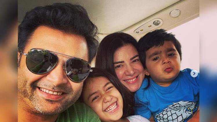 अपनी फैमिली के साथ सचिन जोशी सोर्स इंस्टाग्राम 