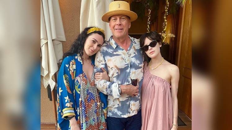 ब्रूस विलिस अपनी बेटियों के साथ सोर्स इंस्टाग्राम