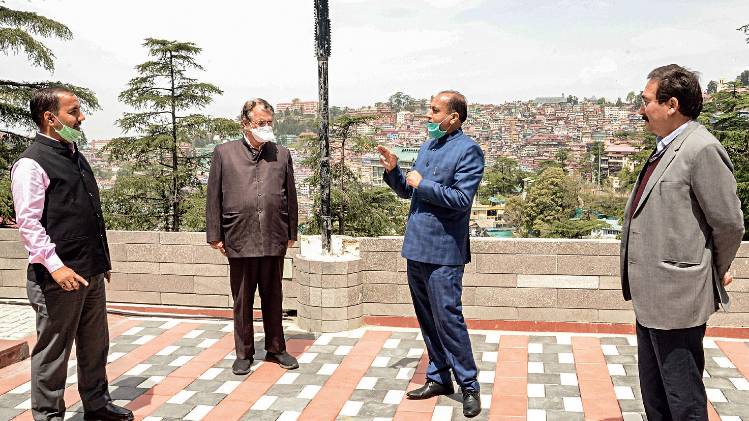 शीर्ष अफसरों के साथ छत पर बैठक करते मुख्यमंत्री ठाकुर