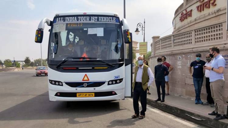 बस में 72 लोग सवार