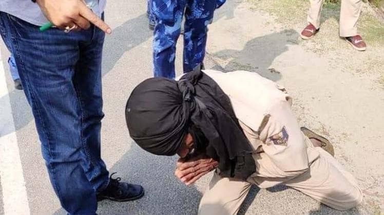 पुलिस कर्मी को मिली उठक-बैठक की सजा (वायरल वीडियो से कैप्चर तस्वीर)