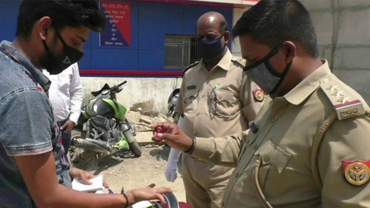 वाराणसी में मुहर लगाती पुलिस (फोटो- रोशन जायसवाल)