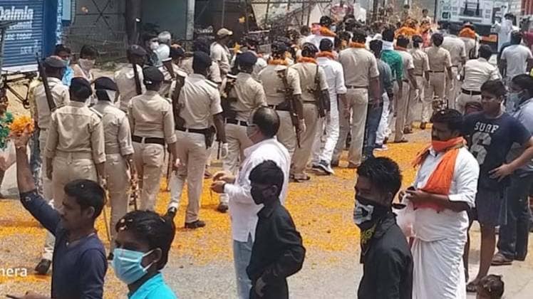 लॉकडाउन और सोशल डिस्टेंसिंग का उल्लंघन (Photo- Aajtak)