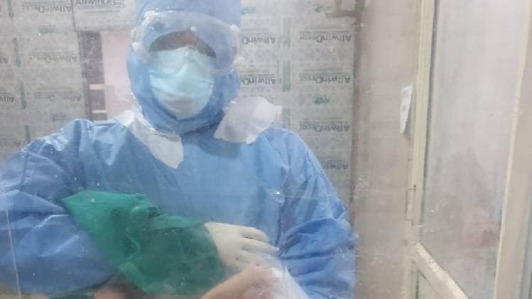 कोरोना पीड़ित महिला ने दिया बच्चे को जन्म