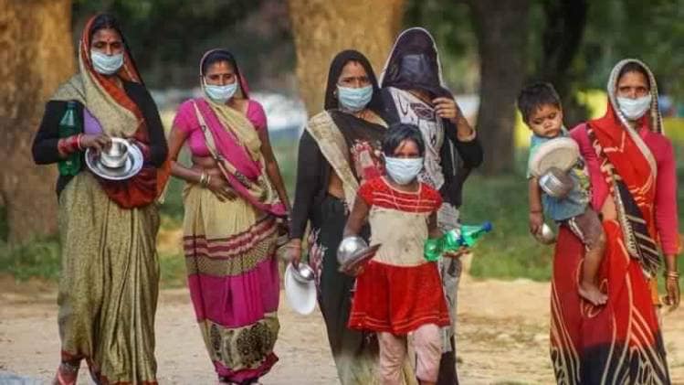 लॉकडाउन के दौरान दिल्ली में मौजूद महिलाएं (फोटो- पीटीआई)