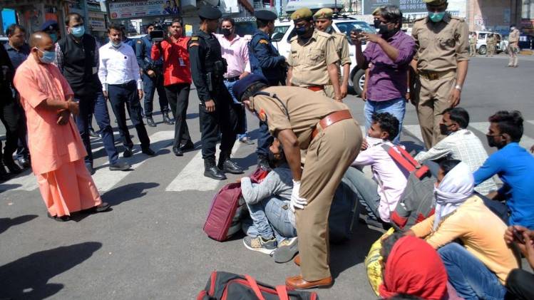 लखनऊ में प्रवासी मजदूरों से बात करते सीएम योगी आदित्यनाथ (फोटो- पीटीआई)