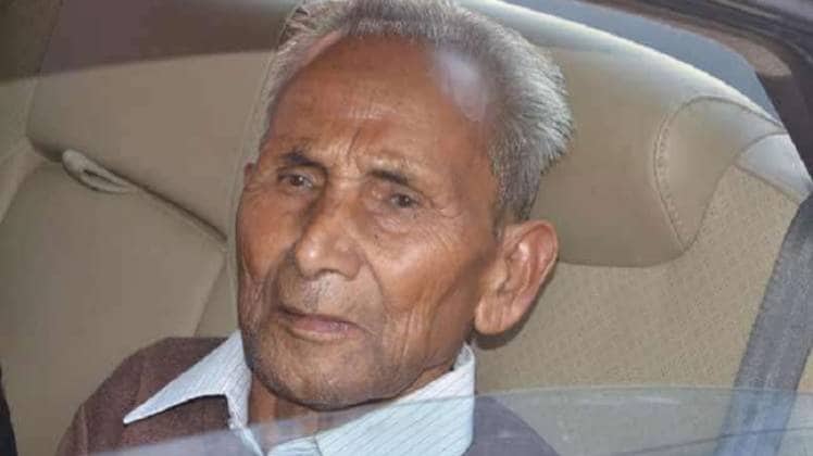 मुख्यमंत्री योगी आदित्यनाथ के पिता आनंद सिंह बिष्ट (फाइल फोटो)