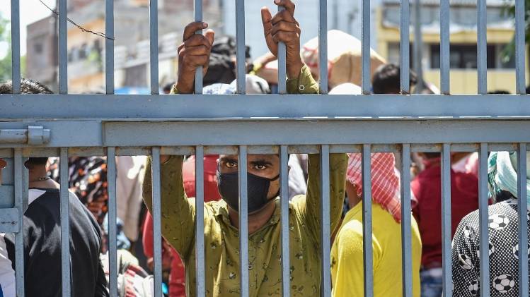 घर जाने की मांग को लेकर प्रदर्शन करते मजदूर (फोटो-PTI)