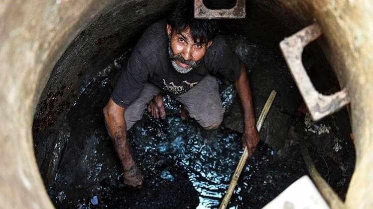 भारत में अब कम हो रही है इंसानों द्वारा गटर की सफाई. लेकिन पाक में जारी है (फोटोः AFP)