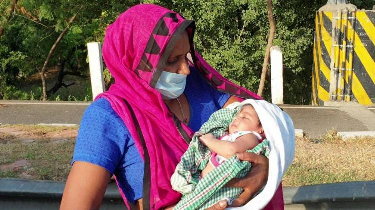 मजबूरन घर लौट रहे मजदूर परिवार (फोटो-आजतक)