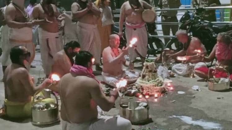 सड़क पर हुई सप्त ऋषि आरती