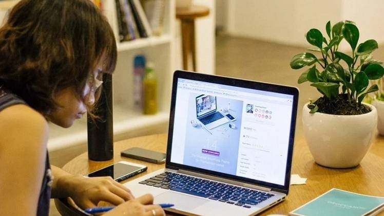 कोरोना के बीच कई कंपनियां 'वर्क फ्रॉम होम' का कल्चर अपनाने लगी हैं