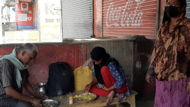 खाना खाते लल्लू पाल और नीलम पाल (Photo Aajtak)