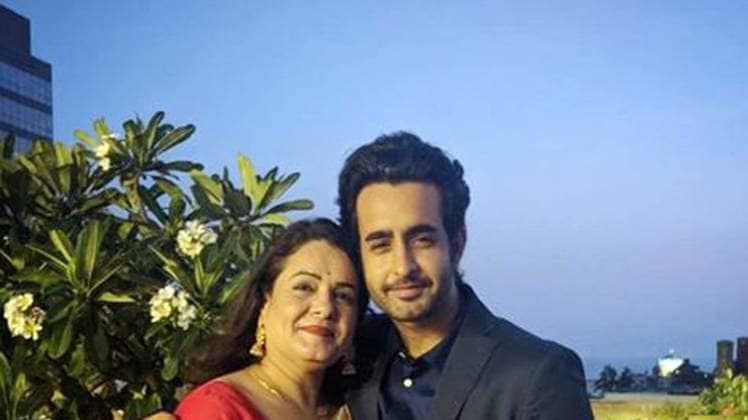 सत्यजीत दुबे और उनकी मां