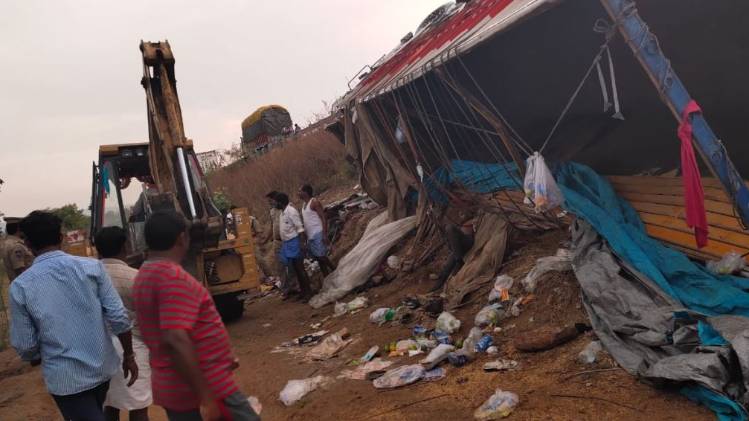 मजदूरों को लेकर आ रहा ट्रक पलटा (फोटो- आजतक)