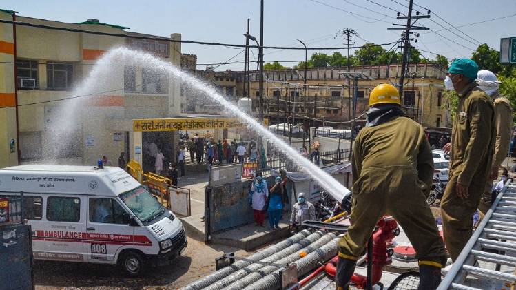 आगरा मेडिकल कॉलेज को सैनिटाइज करते दमकलकर्मी