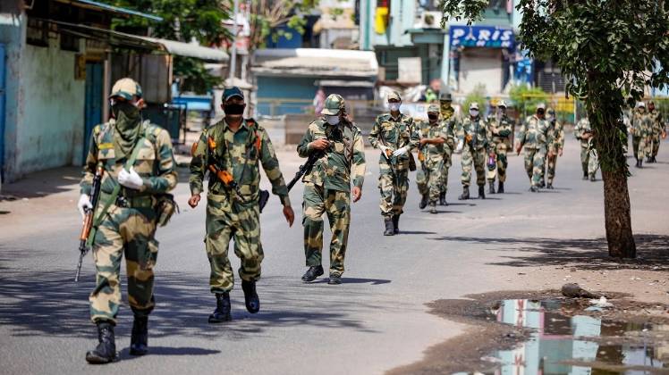 लॉकडाउन का पालन करवाने के लिए अहमदाबाद में बीएसएफ के भी जवान हैं तैनात (तस्वीर-PTI)