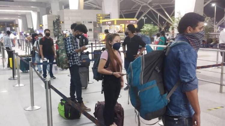 दिल्ली एयरपोर्ट पर भी लगी यात्रियों की लाइन (फोटो: Aajtak)