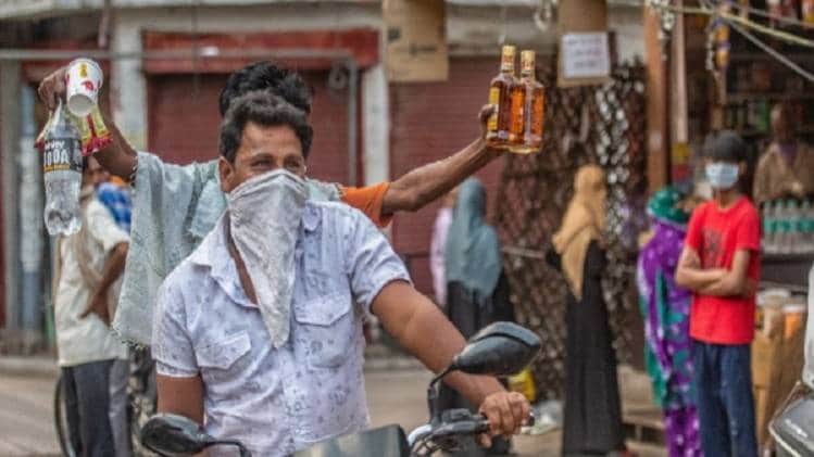 दिल्ली में मंगलवार से शराब होगी महंगी (फोटो-मनीष अग्निहोत्री)