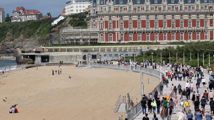 फ्रांस में लोगों को बीच पर जाने की इजाजत