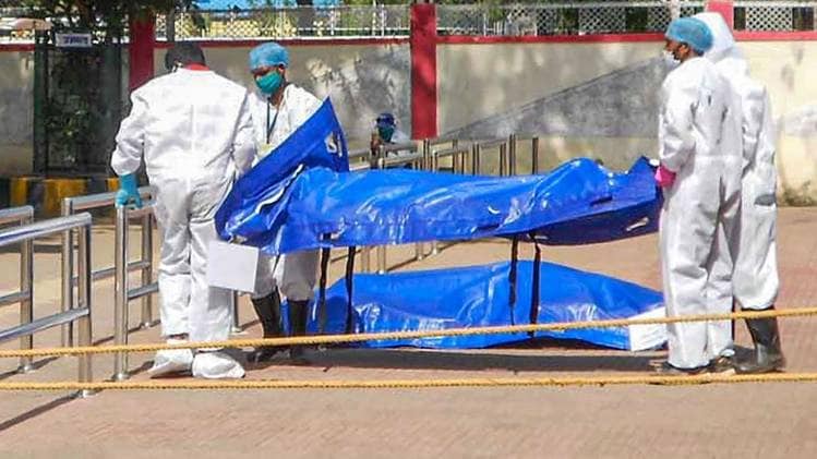 घर लाए गए मजदूरों के शव (फोटो-PTI)