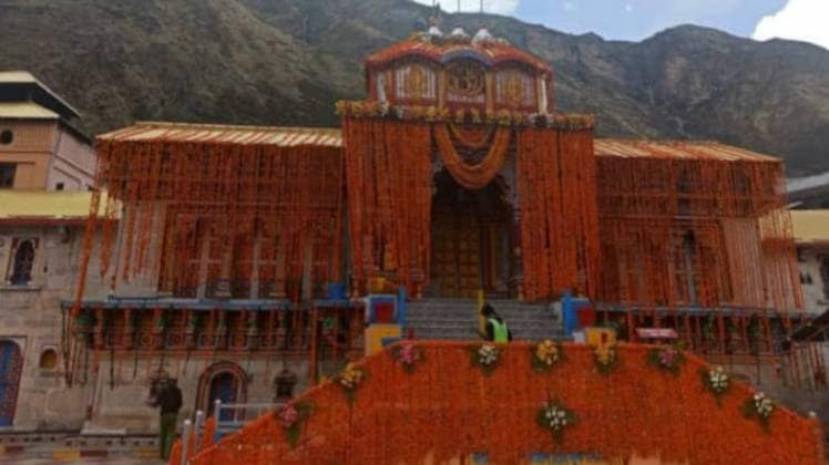 फूलों से सजाया गया बद्रीनाथ धाम