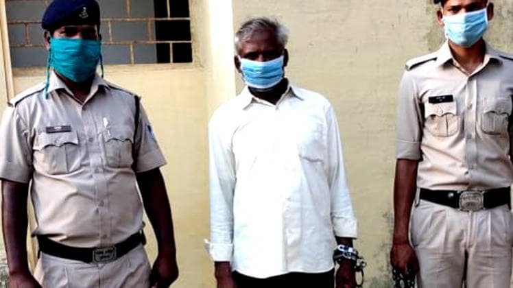 पुलिस गिरफ्त में आरोपी पिता (वीडियो ग्रैब)