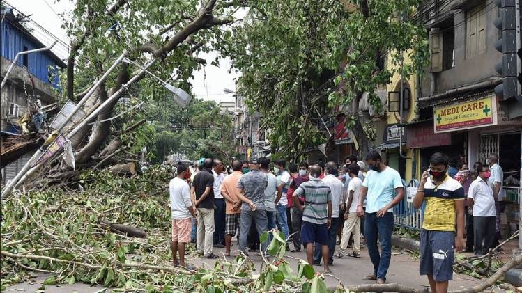 पश्चिम बंगाल में 1 करोड़ से अधिक लोग तूफान से प्रभावित (फोटो-PTI)