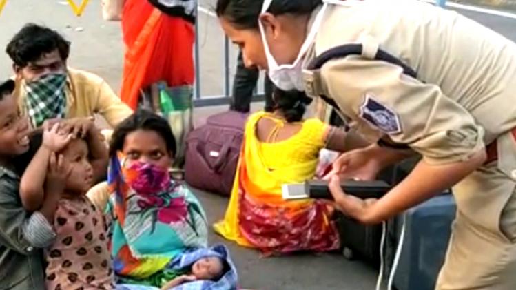 सड़क पर ही दिया इस मां ने बच्चे को जन्म 