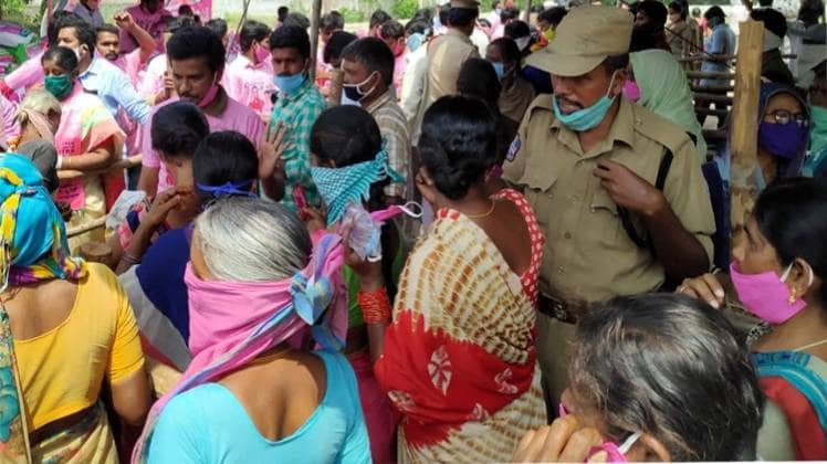 लगभग 3000 की भीड़ जुटाने का आरोप