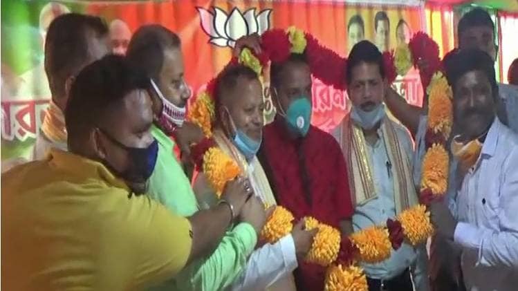 सोशल डिस्टेंसिंग का नहीं रखा गया ख्याल (Photo- Aajtak)