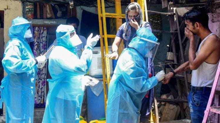 धारावी के कुम्भारवाड़ा में घर-घर जाकर लोगों का स्वास्थ्य चेक करते स्वास्थ्यकर्मी (फोटो-पीटीआई)