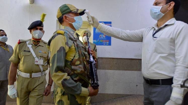 बीएसएफ जवानों को कोरोना वायरस को लेकर अलर्ट रहने का निर्देश (फोटो-PTI)