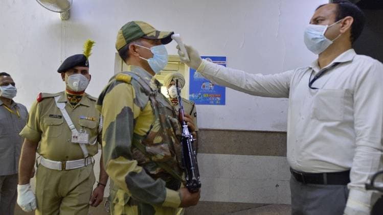 अब तक BSF के करीब 100 जवान संक्रमित (फाइल फोटो-PTI)
