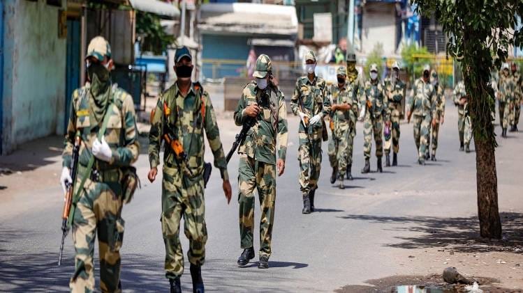 कोविड-19 महामारी की चपेट में आ रहे हैं बीएसएफ के जवान (तस्वीर-PTI)