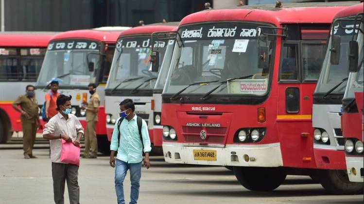 बेंगलुरु में बस पकड़ने के लिए आ रहे प्रवासी मजदूर (फोटो- पीटीआई)