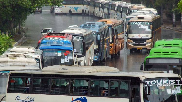 प्रवासी मजदूरों को घर भेजने के लिए बसों की व्यवस्था (फाइल फोटो- पीटीआई)