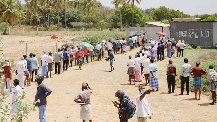 तमिलनाडु में शराब की दुकानों पर लगती थी लंबी-लंबी लाइन (फाइल फोटो: PTI)