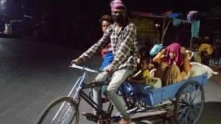 परिवार के साथ मजदूर (IANS)