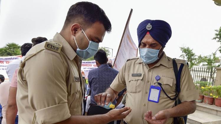 कोरोना से बचाव करते सीआईएसएफ के जवान और अफसर (फाइल फोटो-PTI)