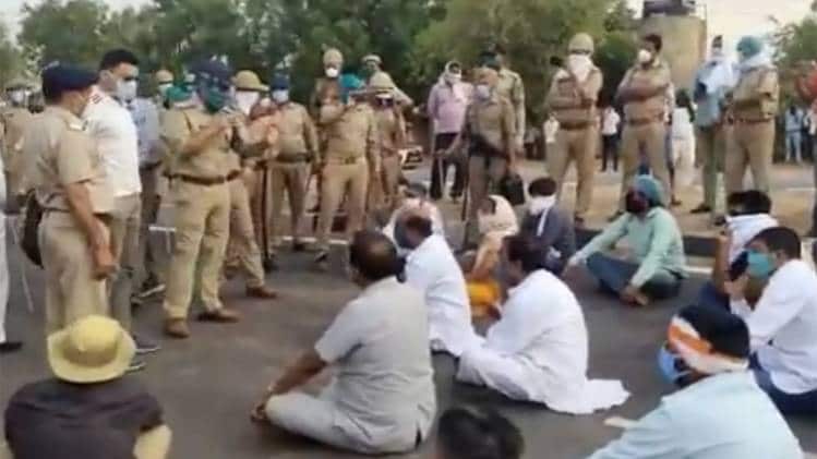 आगरा में कांग्रेस कार्यकर्ता सड़क पर उतर गये