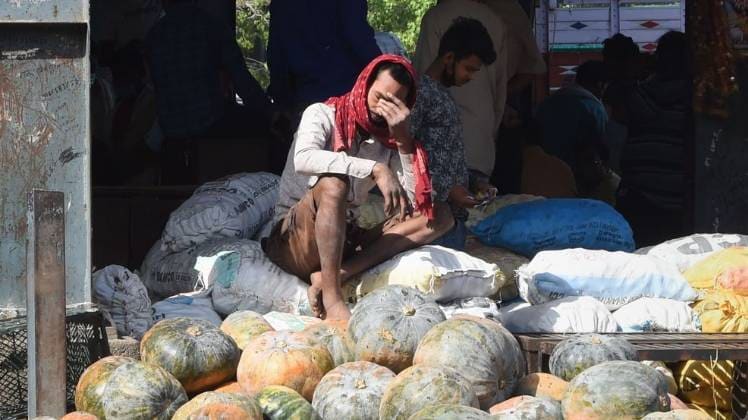 आजादपुर मंडी में कोरोना संक्रमण से हड़कंप मचा(फोटो-PTI)