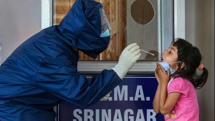 कोरोना टेस्ट कराती बच्ची (फाइल फोटो)